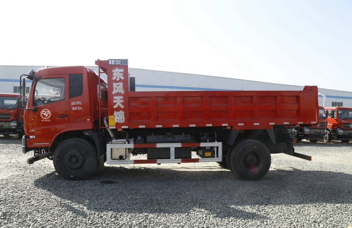 DONGFENG Euro4 4X2 Mini Dump Truck With Left Steering And 6000 X 2300 X 1280mm Cargo Box