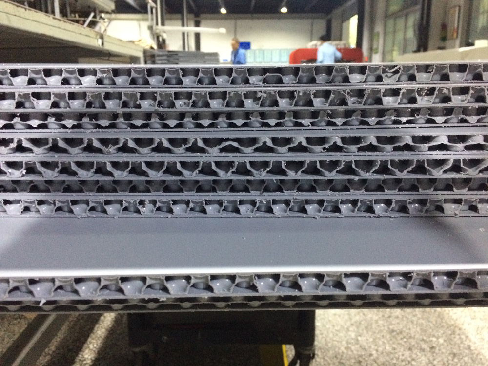 Solid Heavy Duty Plastic Pallet Sleeve Pack Box With Lid Single Faced Design Structure