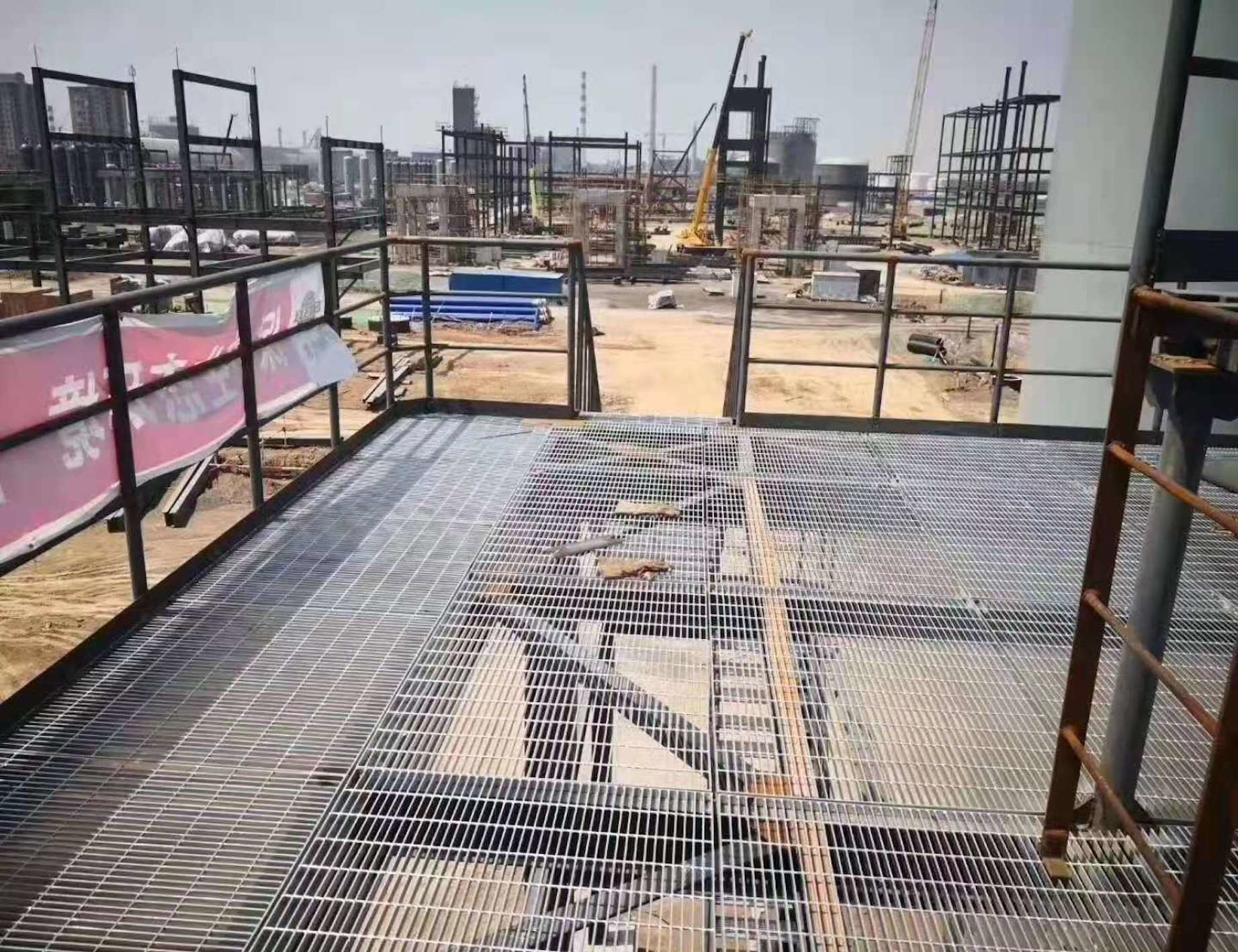 Vertical Carbon Steel Grating 34mm Plug In Galvanized Steel Grating