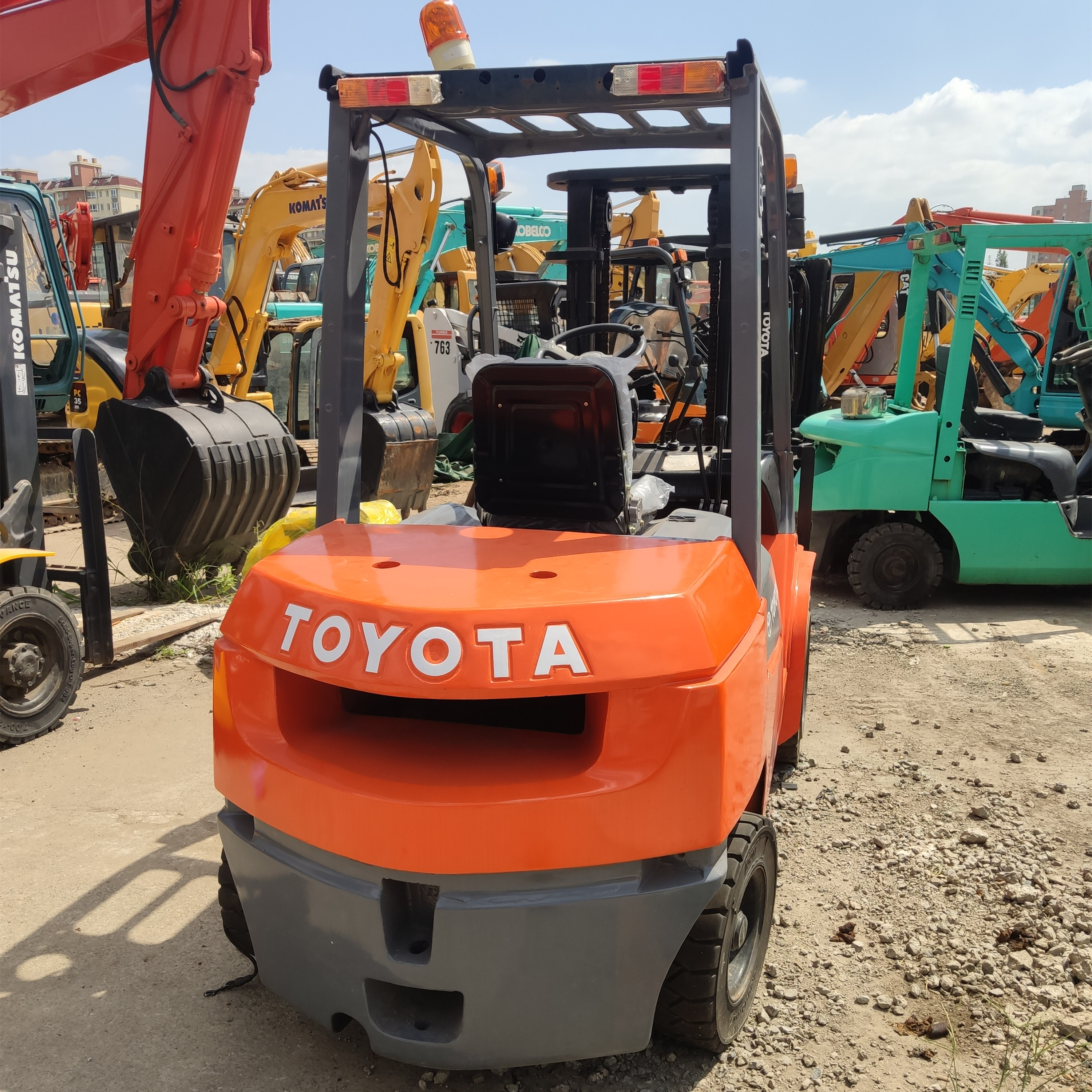 3 Ton Toyota Diesel Forklift with and Loading Capacity 3 Tons Working Hours 2001-4000