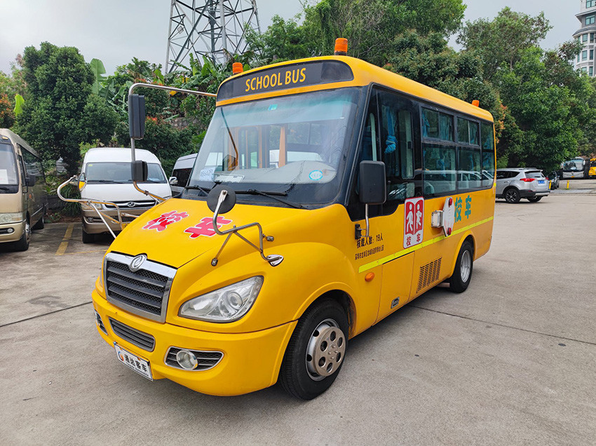 Dongfeng Used School Buses 19 Seats with Diesel Fuel Euro 4 Emission Standard