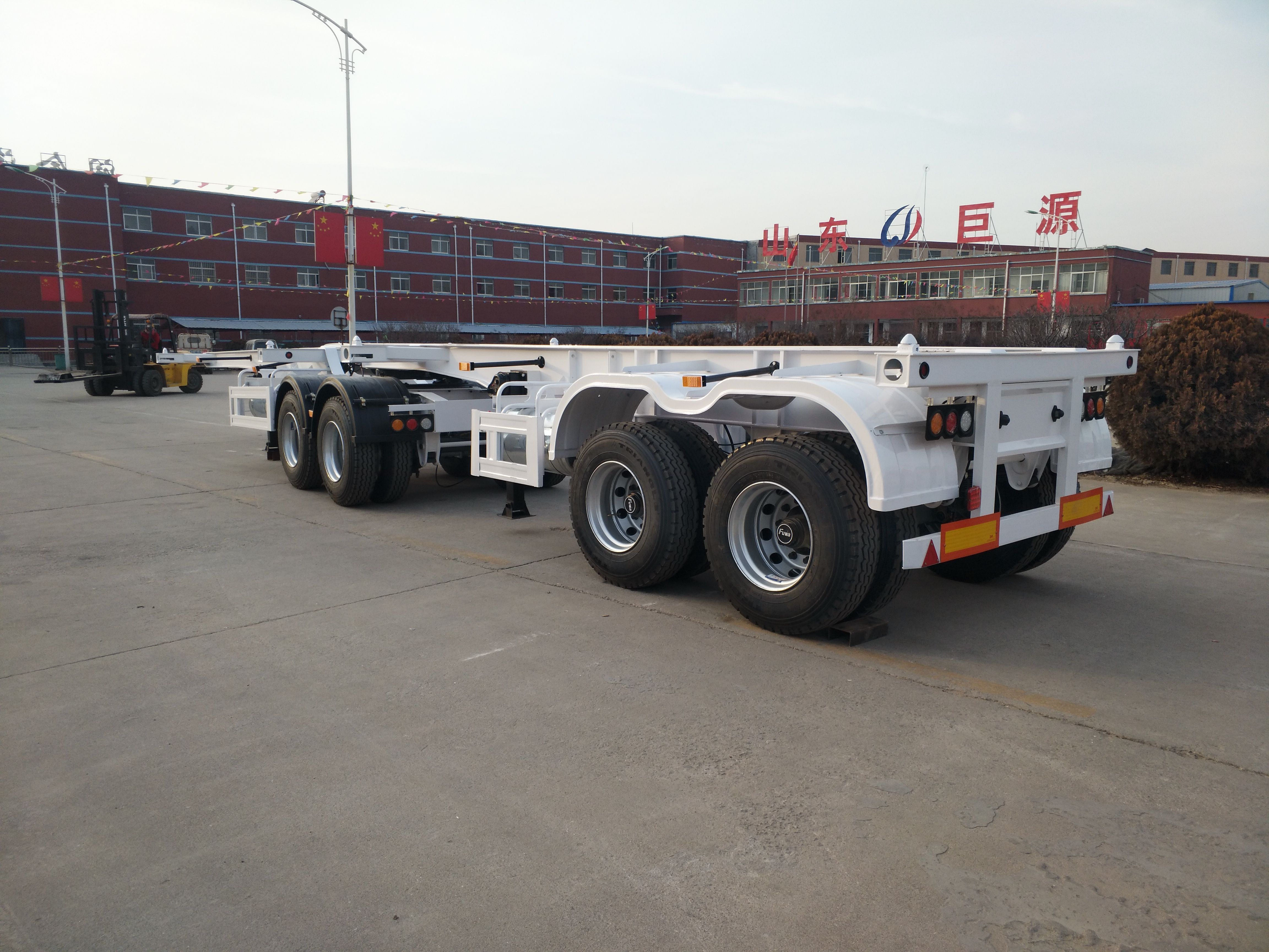 Shandong Juyuan 20ft 40ft Skeleton Chassis Container Semi Trailer Sturdy Steel Design