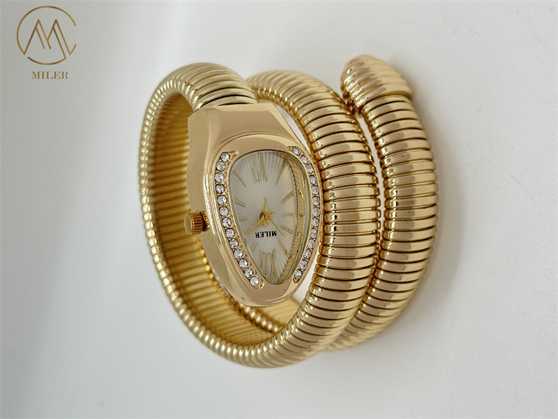 Stainless Steel Strap Watch with Quartz Movement and Water Resistance for Style and Functionality
