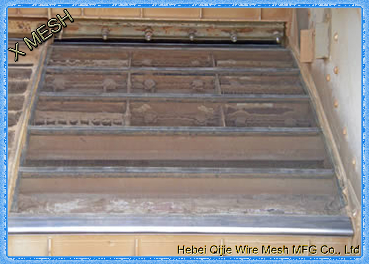 A piece of piano wire screen is installed on the vibrating machine.