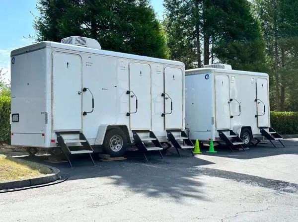 Movable Toilet Trailer Manufacturer Outdoor Application 3 Station Modern Style