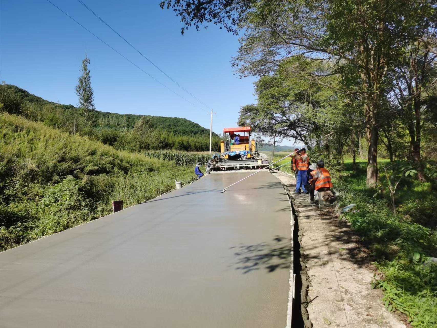 Rear Mounted Mold Cement Slipform Paver For Negative Clearance Roads