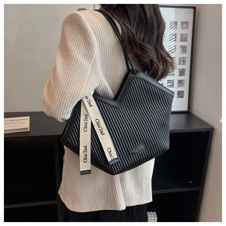 Stylish Tote Bags For Students Featuring Cashmere Lining Material And Lock Decoration