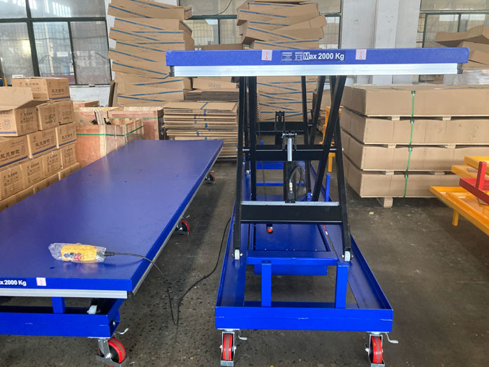 Mobile DC Battery Powered Tandem Scissor Lift Table Transferring Bulky Heavy Item