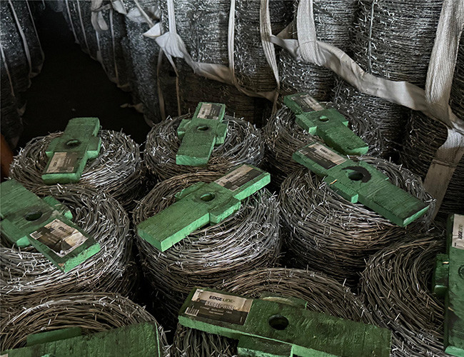 Fence Construction Protection Hot Dipped Galvanized Barbed Wire Price Per Roll