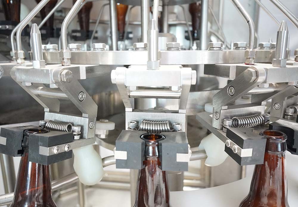 2000BPH -20000BPH Beer Bottle Filling Equipment 3 In 1 Good Sealing Performance