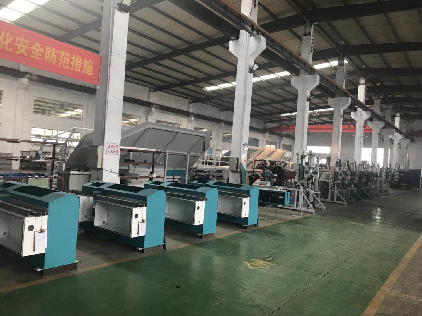 The type of LJTB01 butyl extruder machine is used for spreading aluminum spacer frames evenly with hot melt butyl.