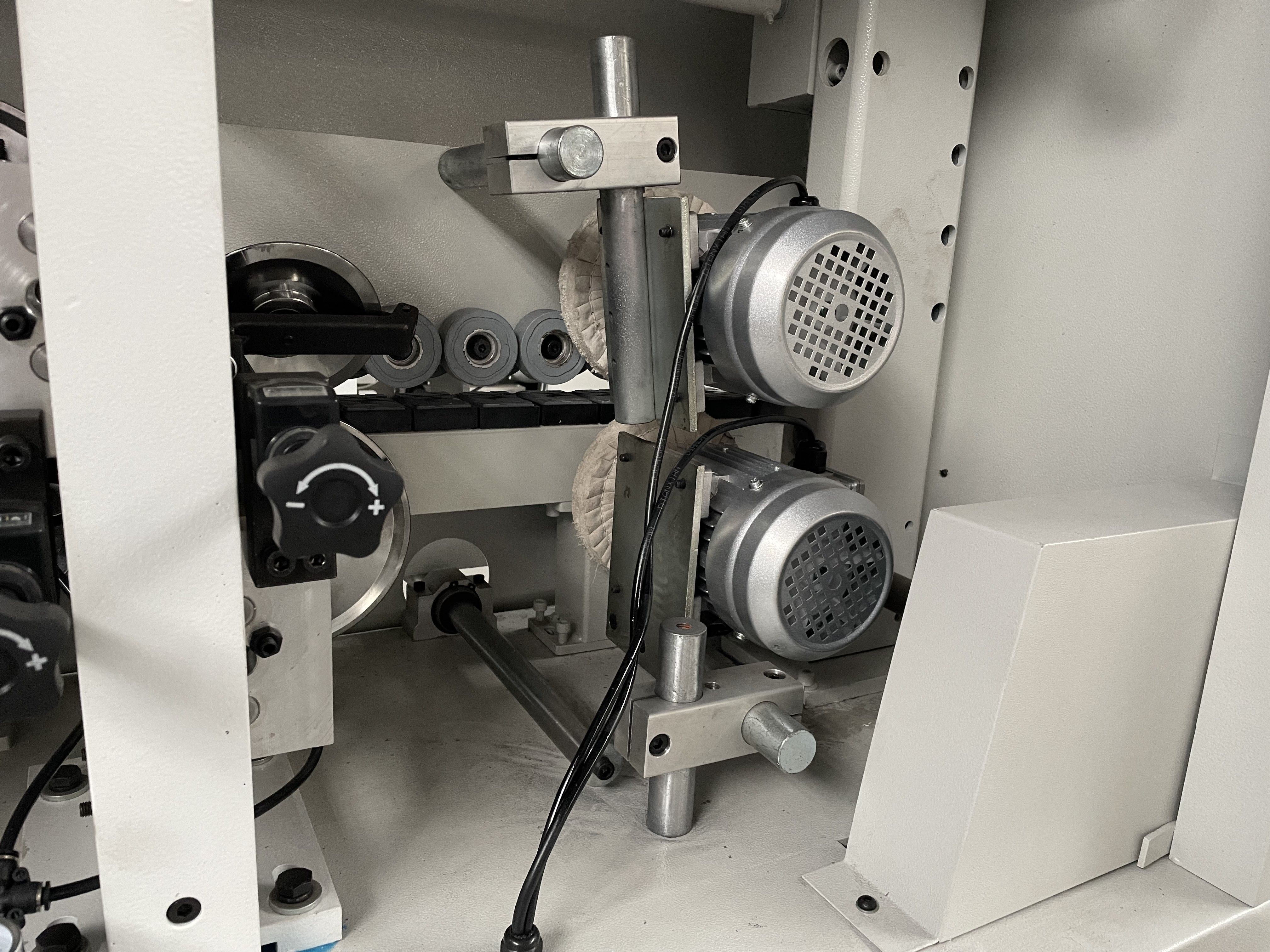 Efficiently Finish Your Woodworking Projects with M5 Auto Edge Banding Machine at 0.6Mpa