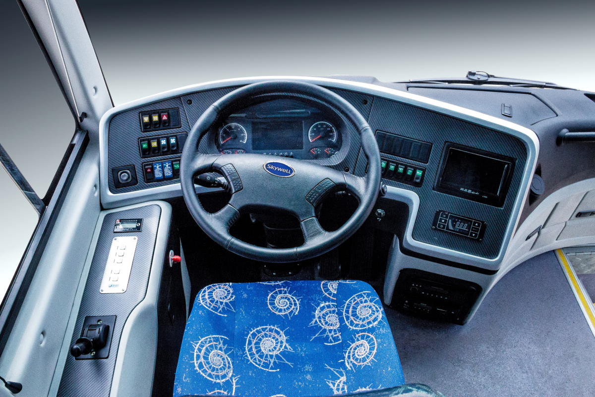 180HP 42 Seater Coach Used Buses in with YC6J245-20 Engine and LHD/RHD Drive Type