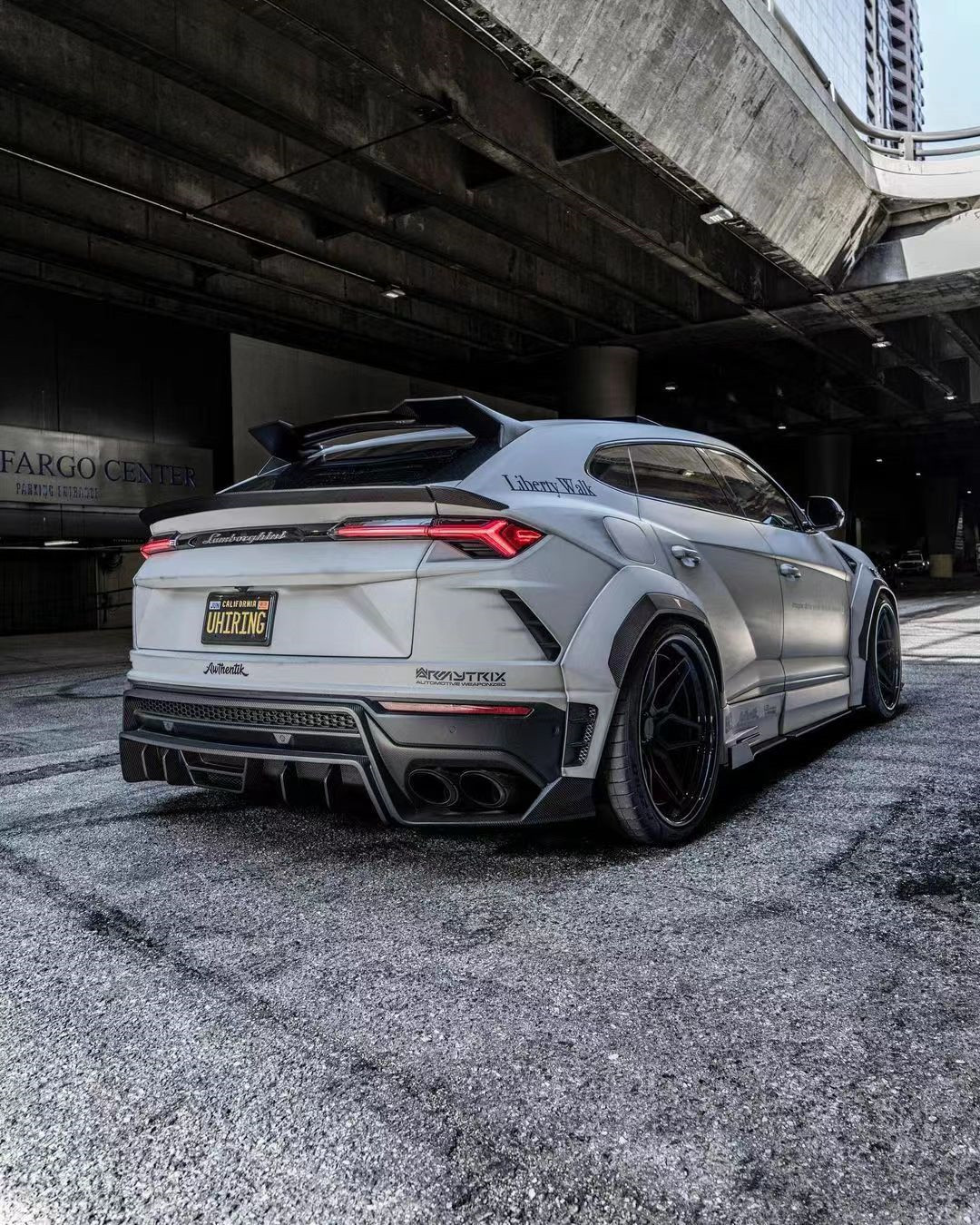 LB Style Wide-body Kit for Lamborghini URUS Carbon Fiber Body Kit Urus Carbon Fiber Front Lip Diffuser Spoiler Wide-body Kit