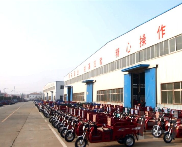 China New Model3 Wheel Gasoline Tricycle 200cc Taxi Moto Bajaj Tuk Rickshaw For Sale Enclosed Cabin Tricycle