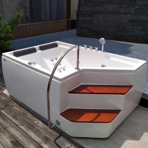 Wholesale 2 Person Freestanding Jetted Bathtub Stand Alone With Step Intex Massage Spa from china suppliers