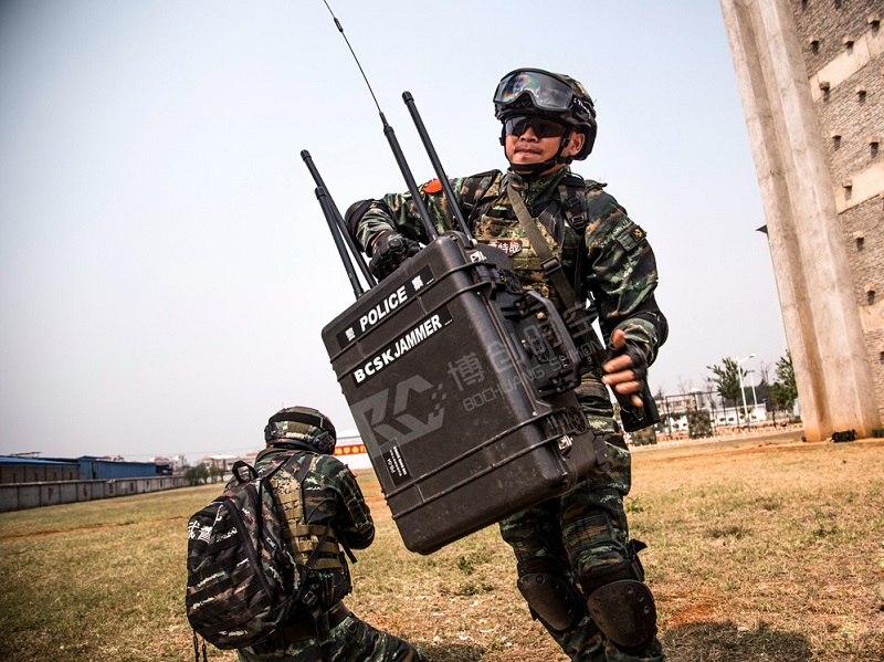 Pull rod trunk high power RF GSM 3G UAV jammer 1500m drive off forced landing UAV jammer