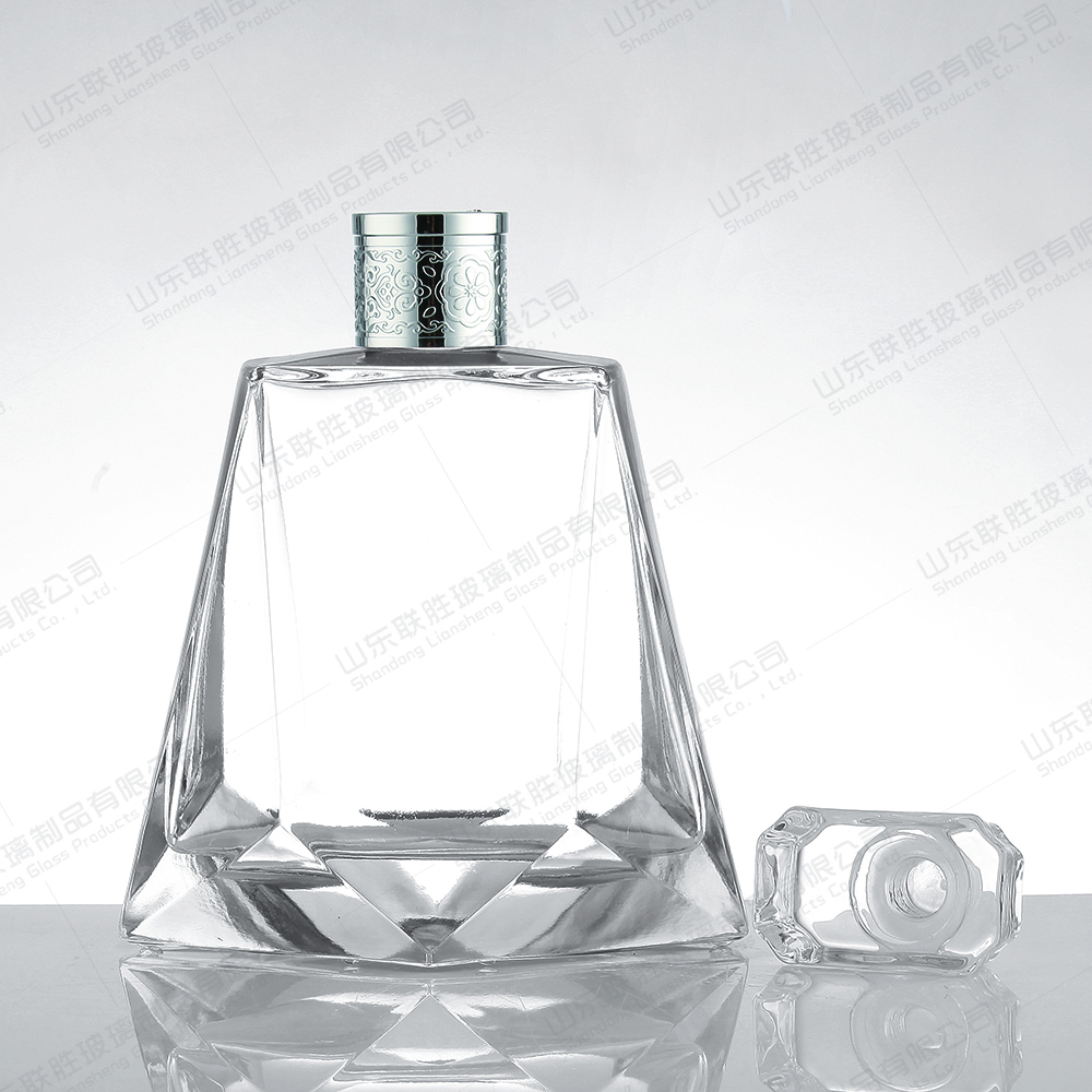Customied Bottle Color Unique Shape 500ml Glass Vodka Decanter for Acceptable Customer's Logo