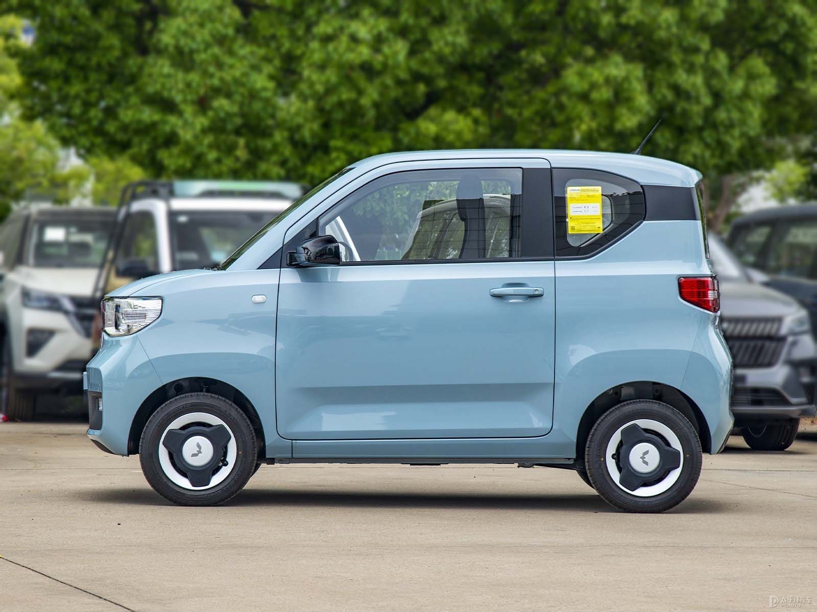 Small mini electric vehicle made in China spot sale by SAIC Wuling