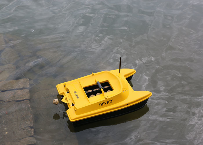 Yellow rc fishing bait boat remote frequency 2.4G two engines Structure DEVC-303