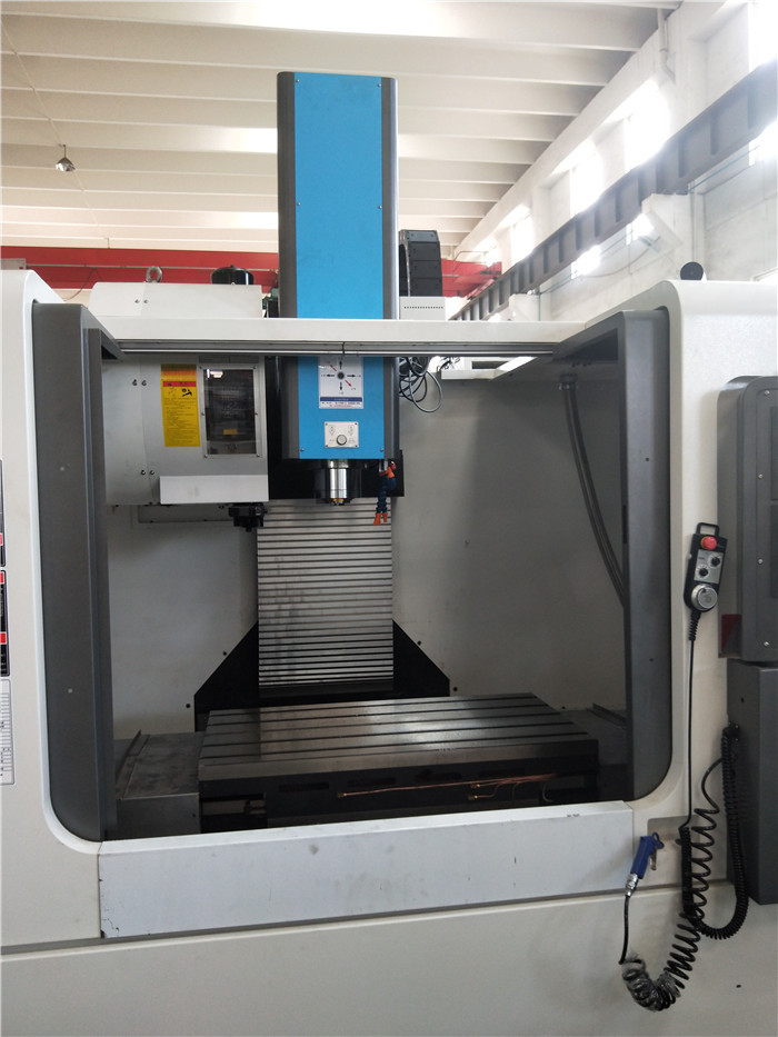 Vertical CNC Milling Machine CNC Machining Center VMC1060 