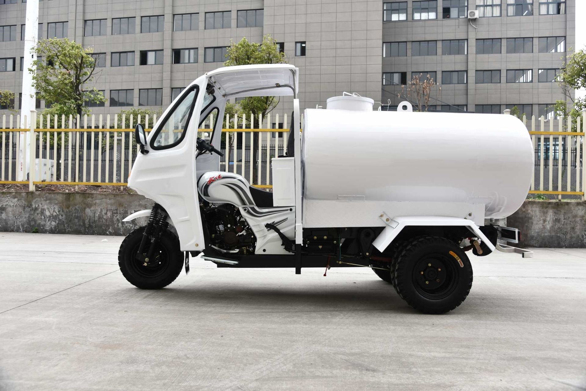 Chongqing 250cc Air Cooled Motorized Tricycle Taxi Car with Cargo Box 12V32Ah 1.9*1.3