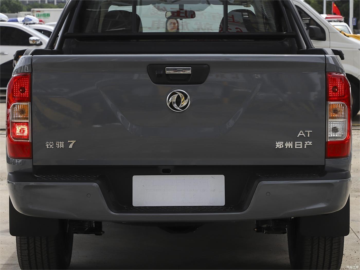 2024 Diesel 4*4 Dongfeng 8AT Rich7 Pickup 73L Tank Cargo Box 1510*1562*475mm Leather Seats
