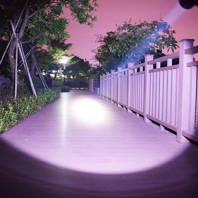 Safe 5W Usb Rechargeable LED Flashlight With Power Bank 350m Lighting Distance