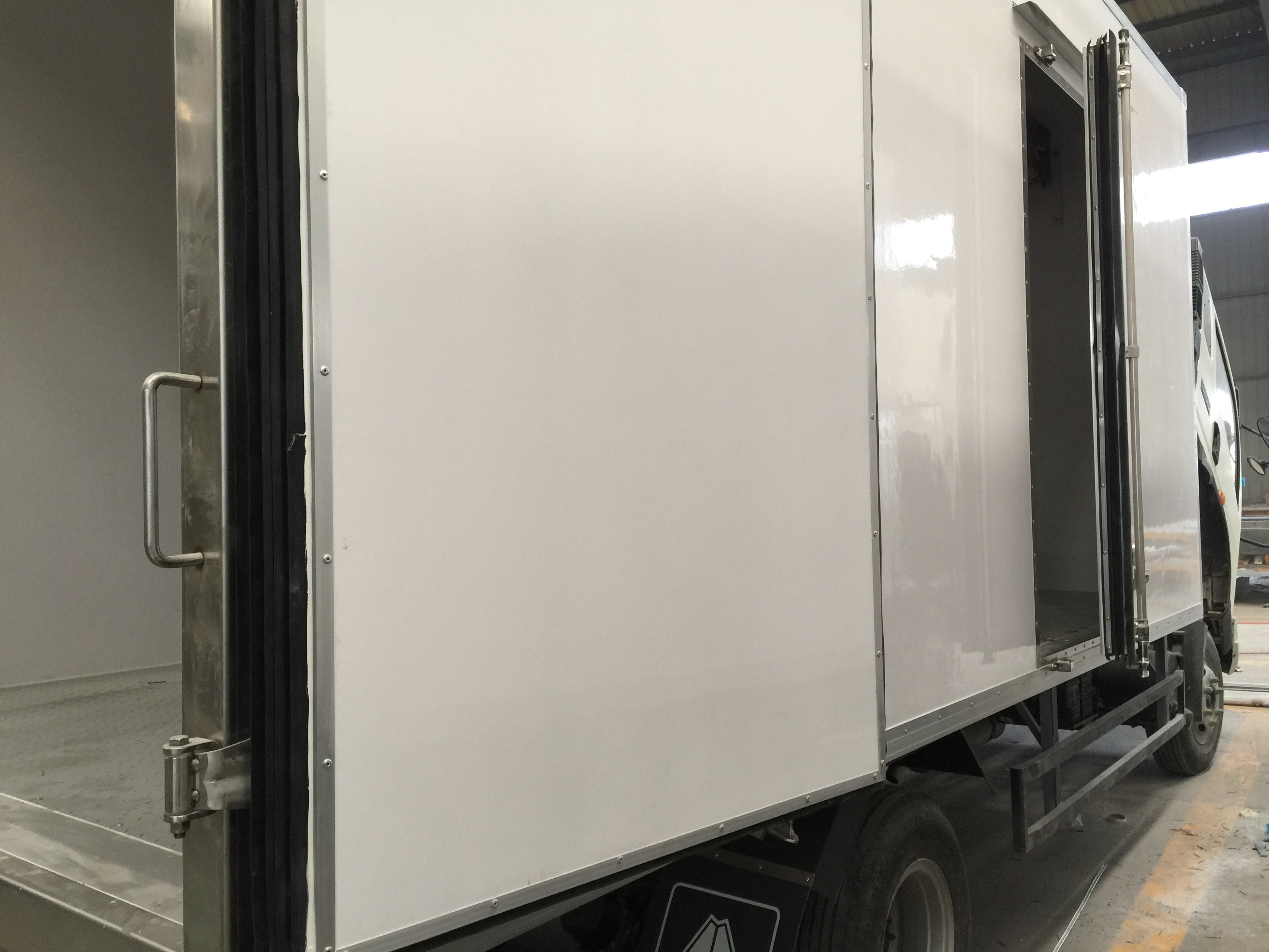 FRP Refrigerator Box Truck 5 To 13 CBM For Fresh Fish Transportation