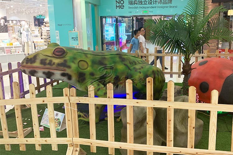 Sun Proof Artificial Frog Sculpture With Vivid Sound 110 / 220V Powered