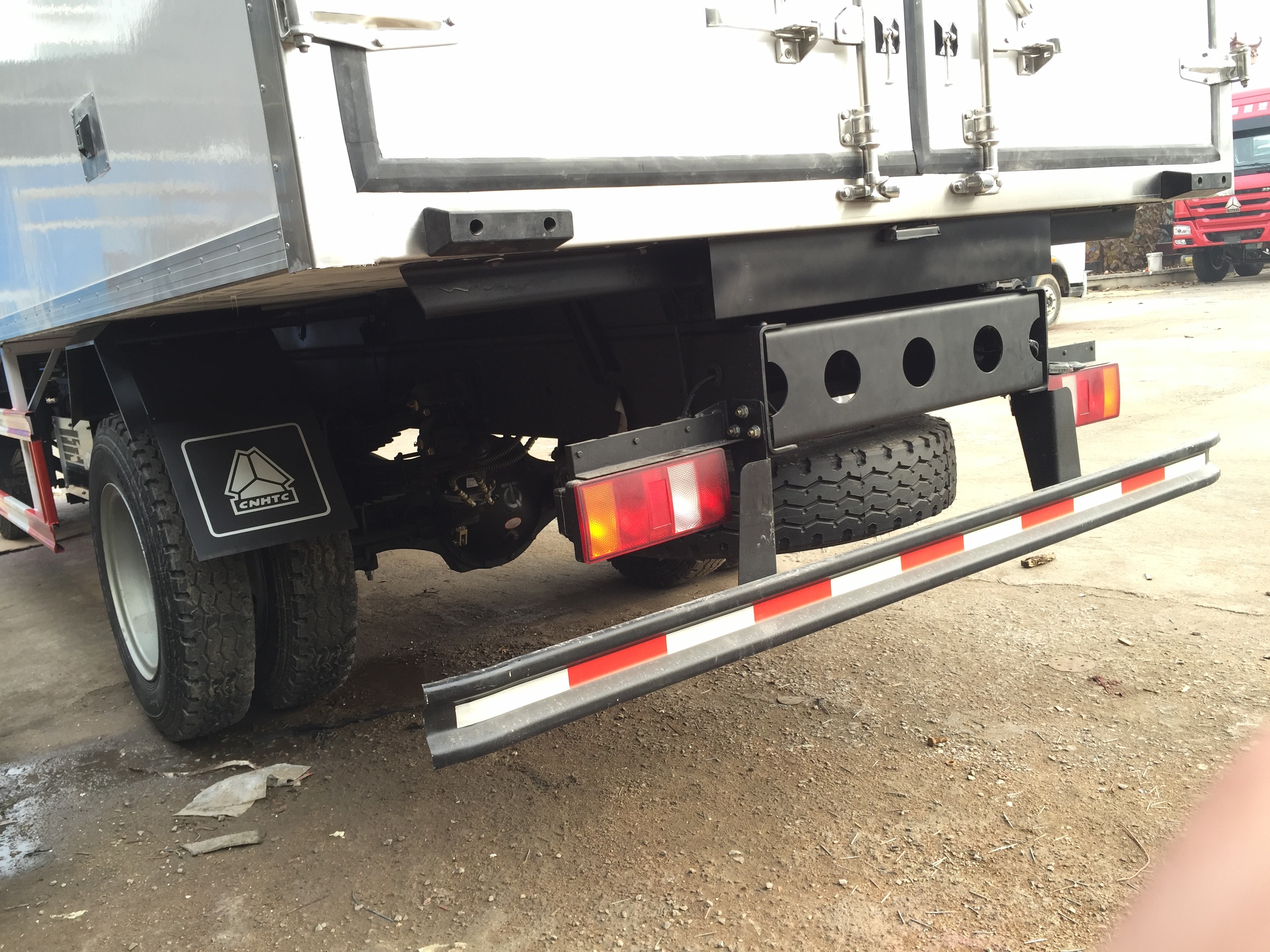 FRP Insulation Panels Refrigerator Box Truck 4x2 Driving , Sinotruk Howo Truck