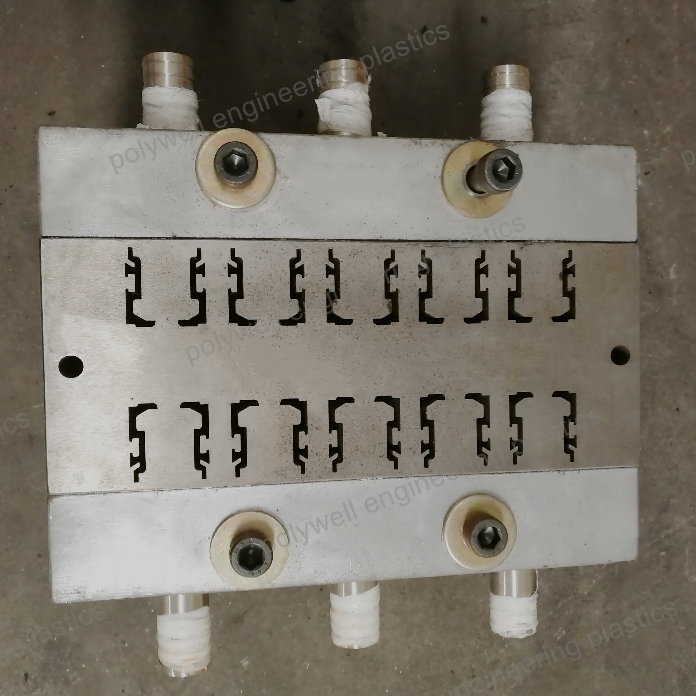 PA66 GF25 Thermal Break Strips Extrusion Mold Used in Extruding Machine