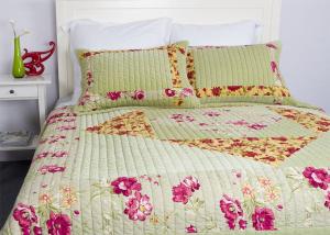 Wholesale Embroidered Velvet Quilted Bedspread , Straight Lines 3pcs Cotton Quilts And Coverlets from china suppliers
