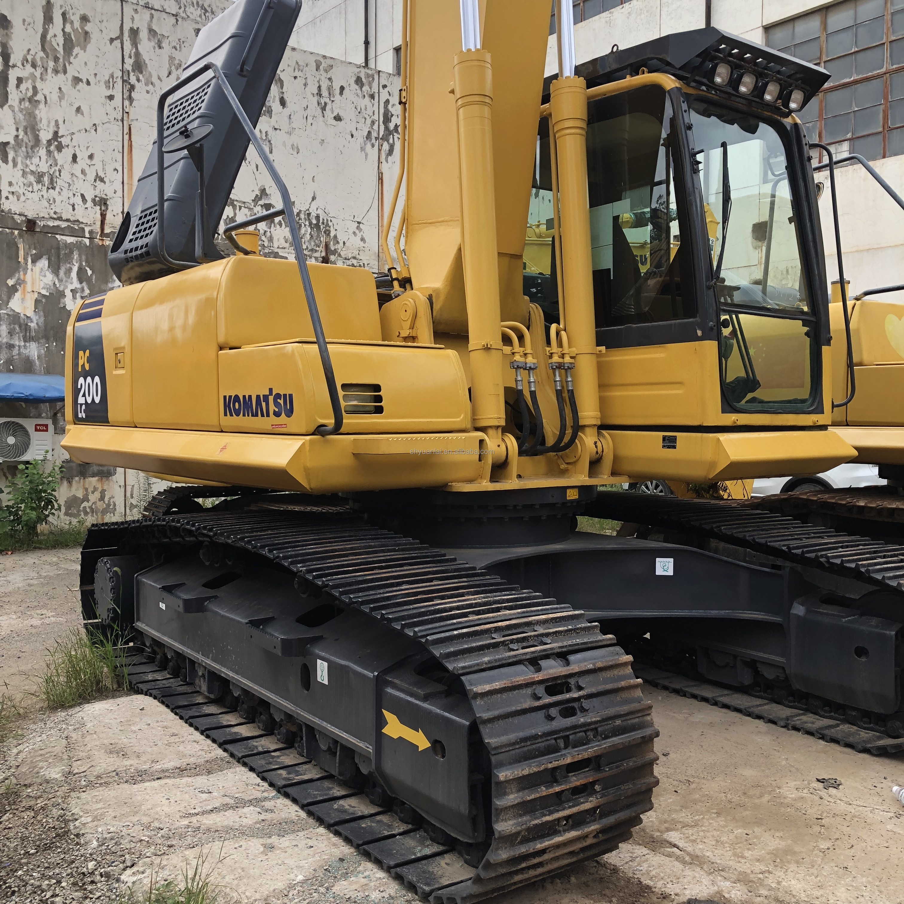 Excavating 20 tons of durable hydraulic track type PC Komatsu 200 second-hand excavator at a low price and selling well