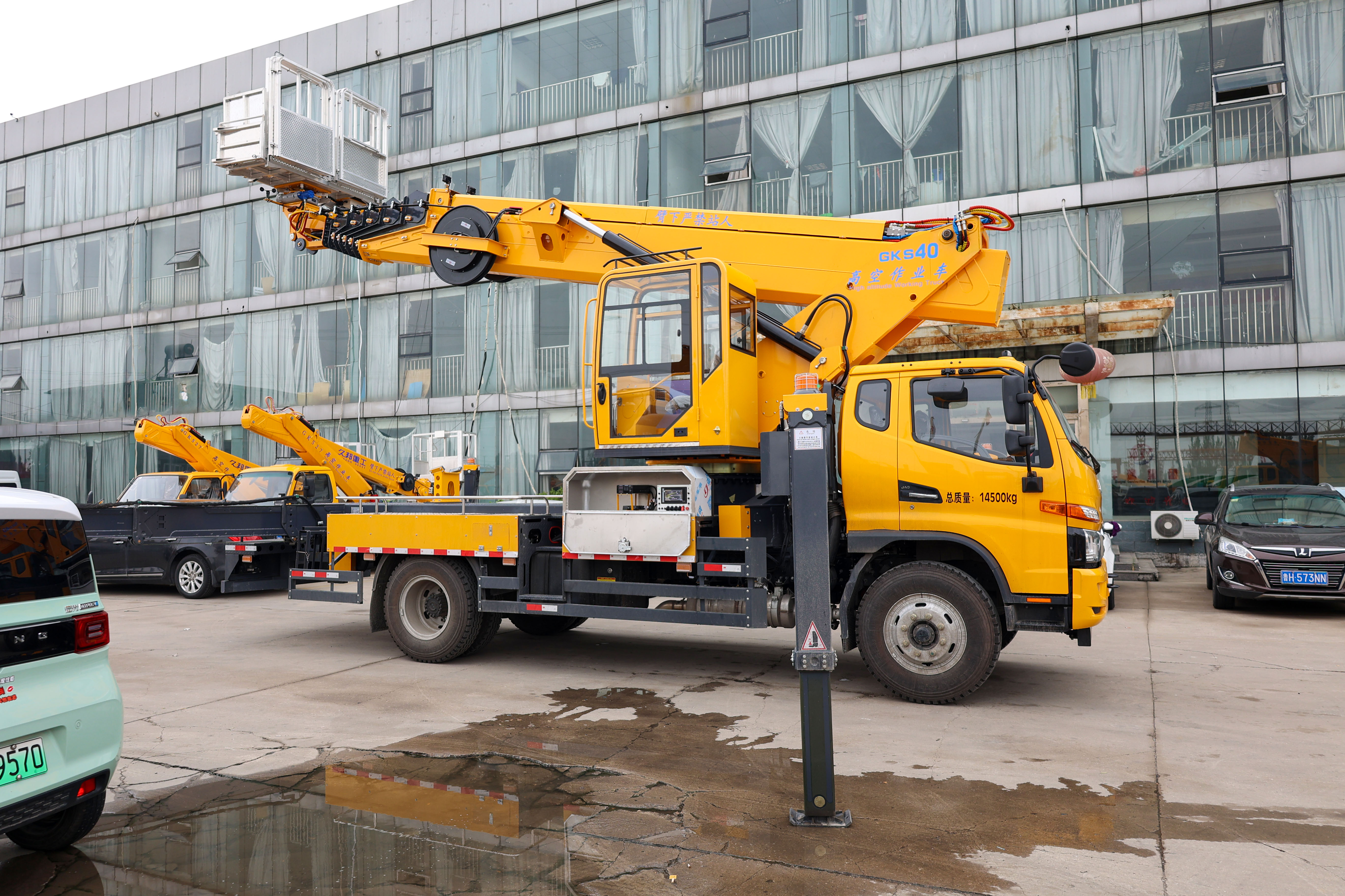 Best Price 360 Degree Rotation 40m Truck Mounted Aerial Work Platform