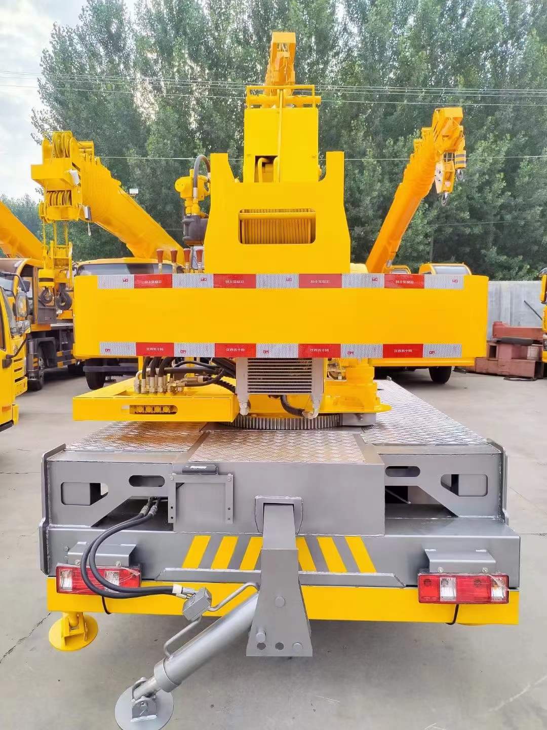 Construction Lifting 5 Ton Used Mini Crane Truck in Excellent Working Condition