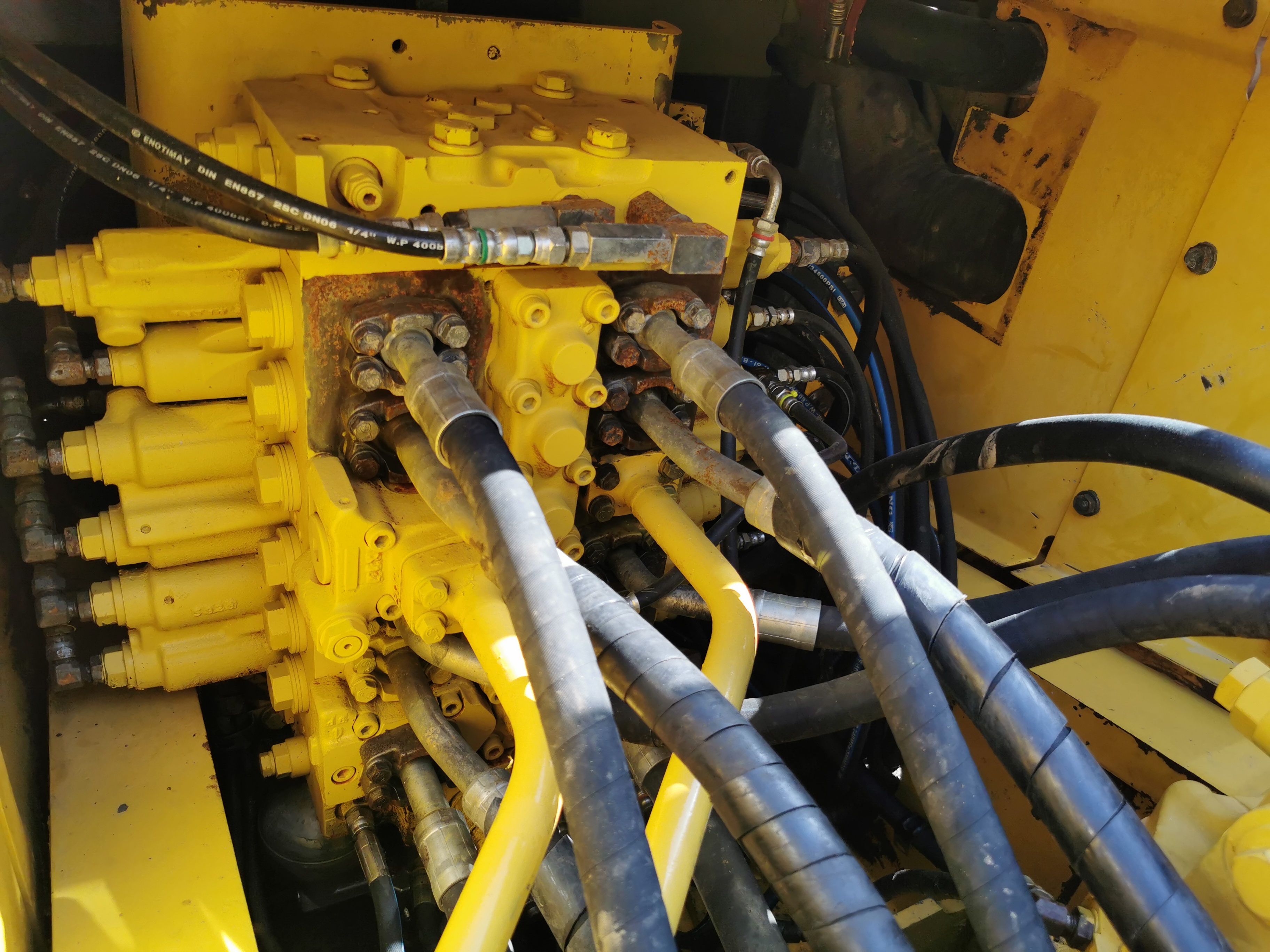 Best 20T Second Hand KOMATSU Crawler Excavator PC220 PC210 PC200 with Cummins Engine