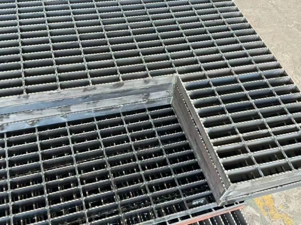Galvanized Prefabricated Steel Staircase For Outdoor Spaces High Strength Metal