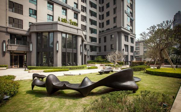 Contemporary Outdoor Bronze Sculpture , Garden Decoration Large Bronze Sculpture