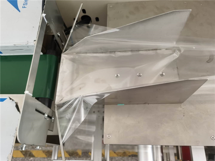 High quality Quick pack PLC servo motor Pillow Wrapping Machine Disposable mask packing machine