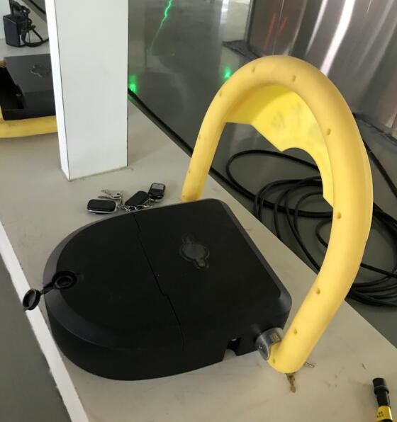 Waterproof Intelligent Parking Space Lock 0.4A Current 12 Months Warranty