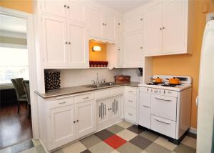 Wholesale Matt Lacquer MDF Kitchen Cabinets White Color Custom Quartz / Granite Countertop from china suppliers