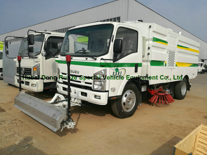 Multifunctional ISUZU Road Cleaning Truck , Vacuum Broom Sweeper Truck