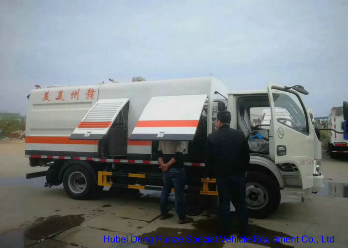 Truck Mounted Road Guardrail Sweeper For Road Fence Cleaning With Brushes 1000L Water