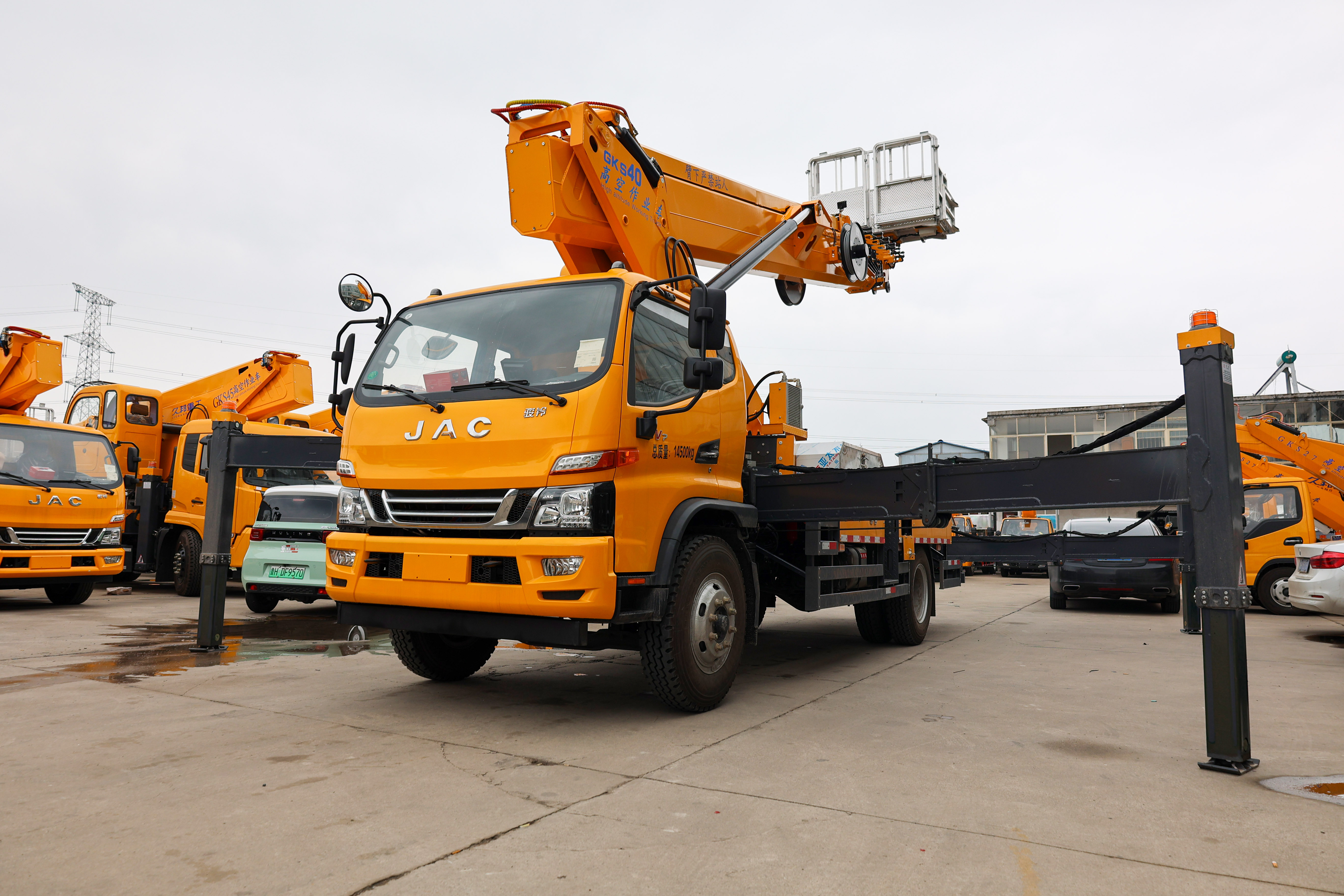 Best Price 360 Degree Rotation 40m Truck Mounted Aerial Work Platform