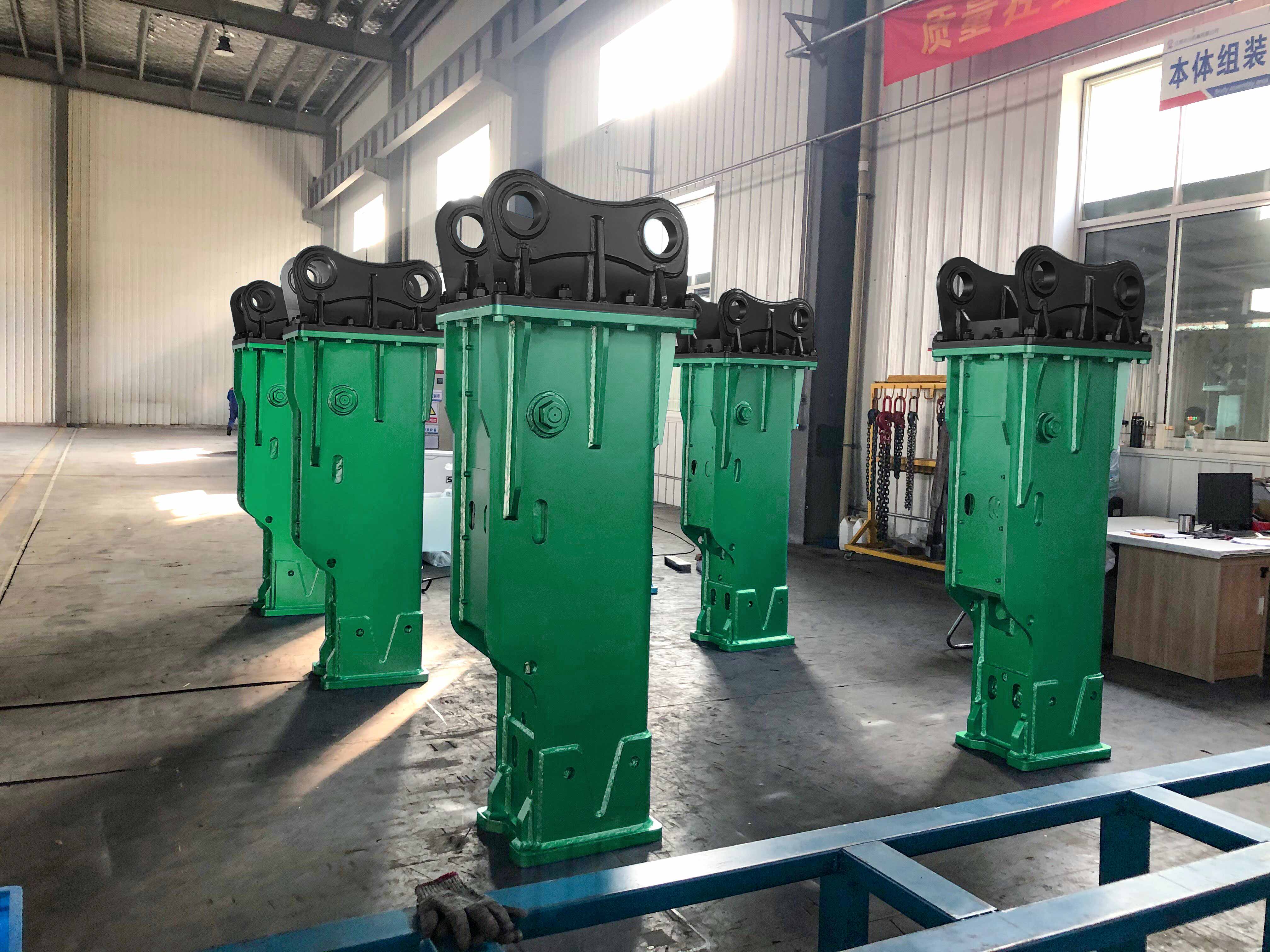 Strong Hitting Power Excavator With 890 Kg Weight And Hydraulic Breaker Hammer For Road Construction 4