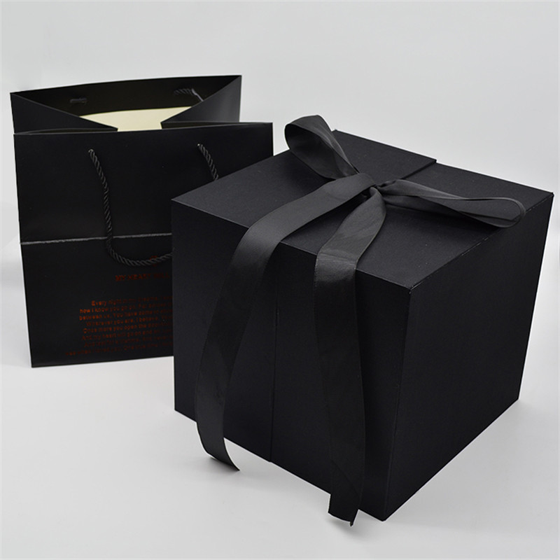 Black 150gsm Recycled Paper Gift Bags Hot Stamping Retail Use