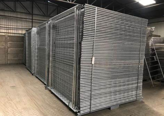2.1x2.4m Low Carbon Steel Temporary Mesh Fencing 50x75mm Mesh Hole