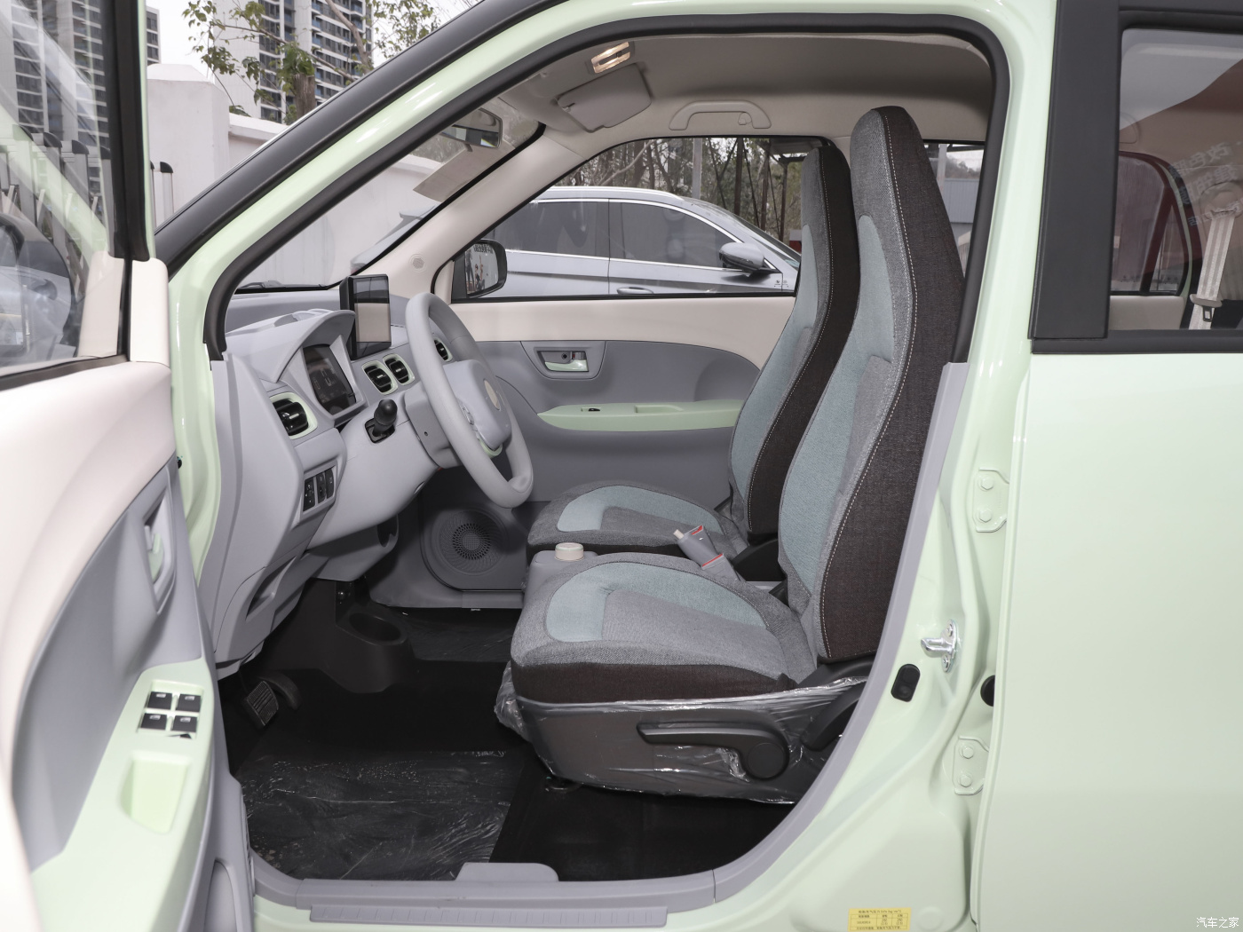 Discount sales in inventory Best price New LHD 4 Seats Mini EV LINGBAO BOX Electric Car Mini electric car cheap electric