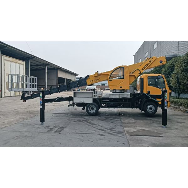 SINOTRUCK 5 Retractable Sections 30m High Altitude Operation Truck Holding 3 Men Inside Aerial Platform Truck